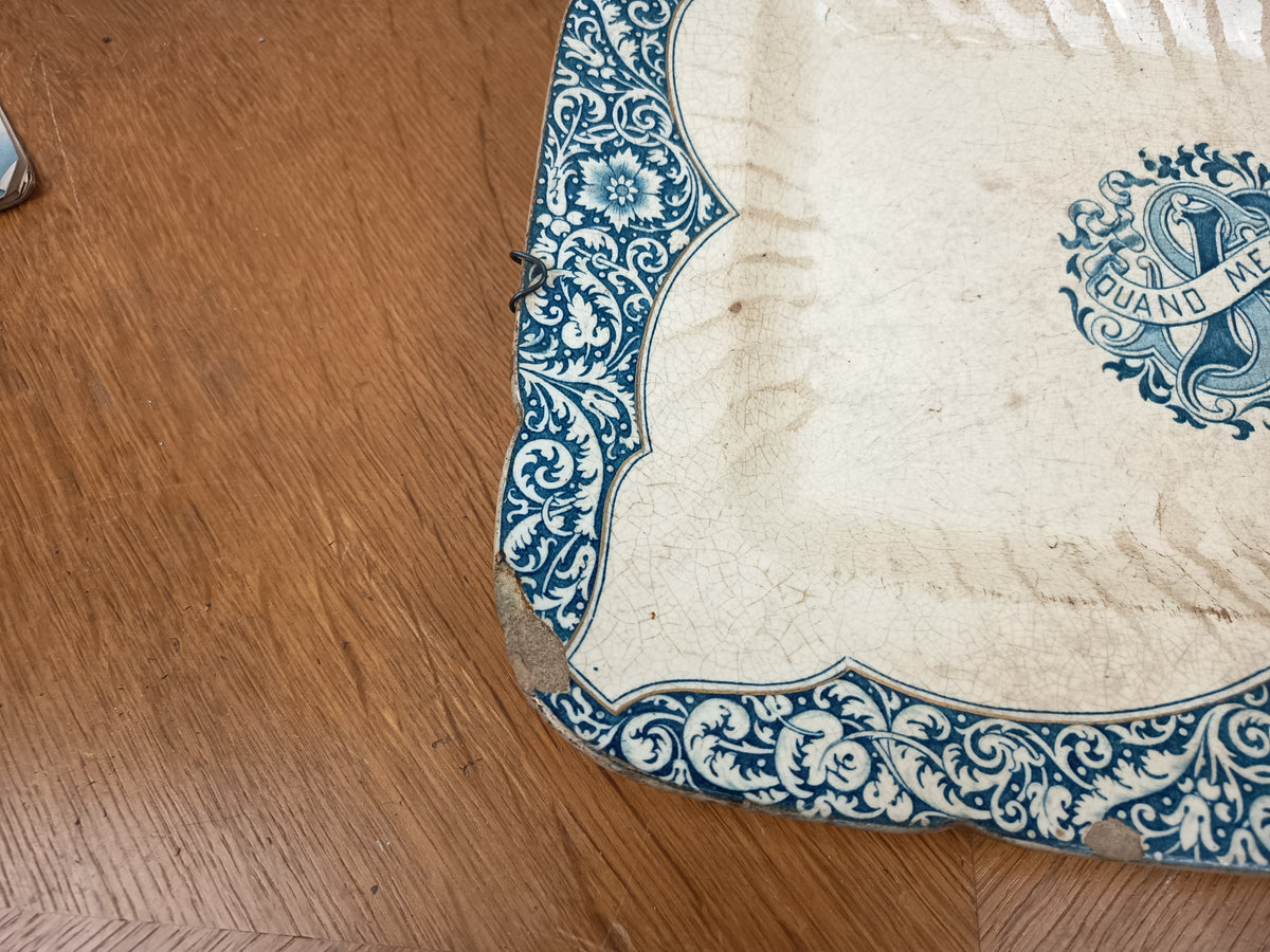 Plat ancien Gien pour Sarah Bernhardt – Monogramme SB et devise « Quand Même »