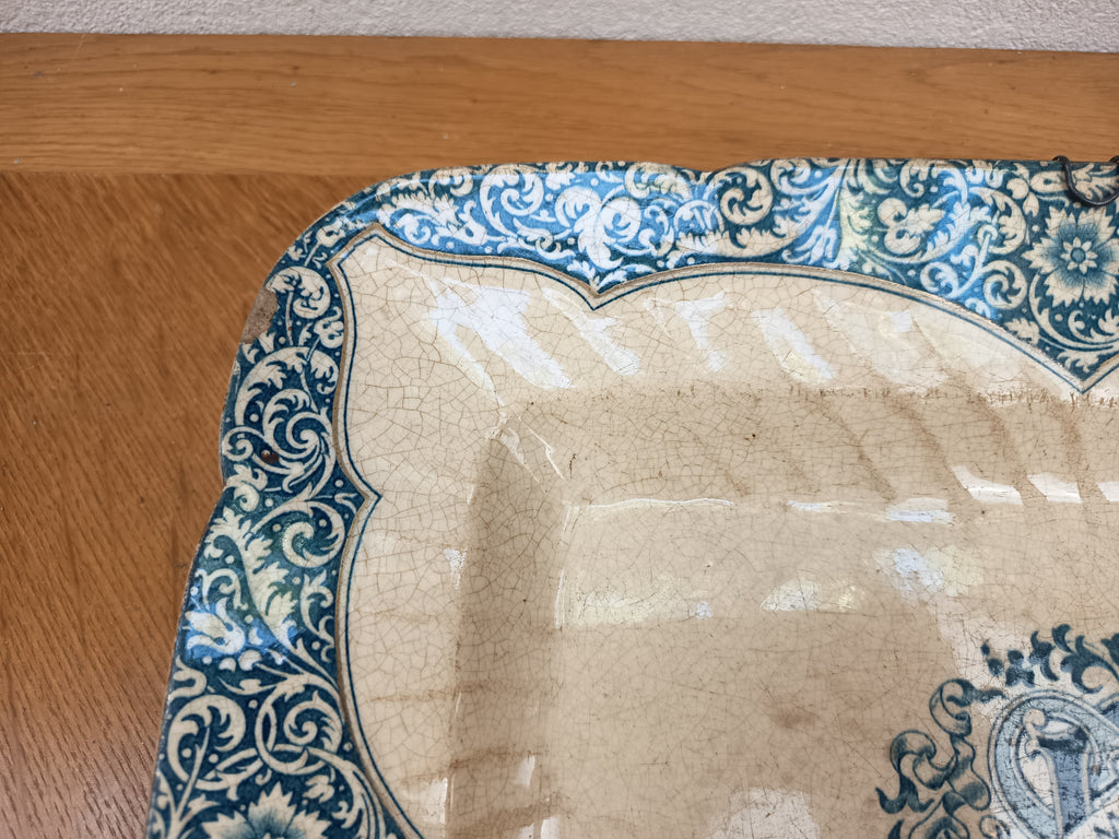 Plat ancien Gien pour Sarah Bernhardt – Monogramme SB et devise « Quand Même »