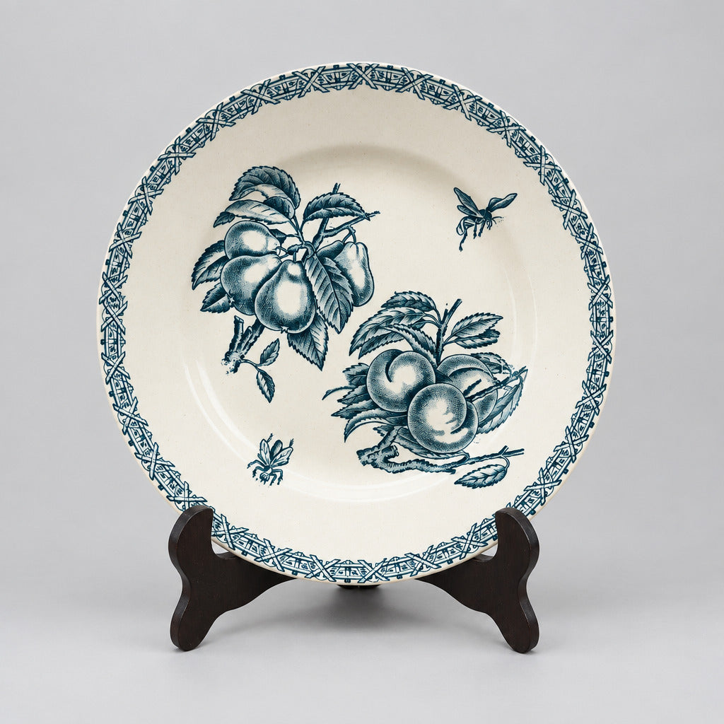 Assiette ancienne Choisy-le-Roi au décor bleu de fruits et insectes