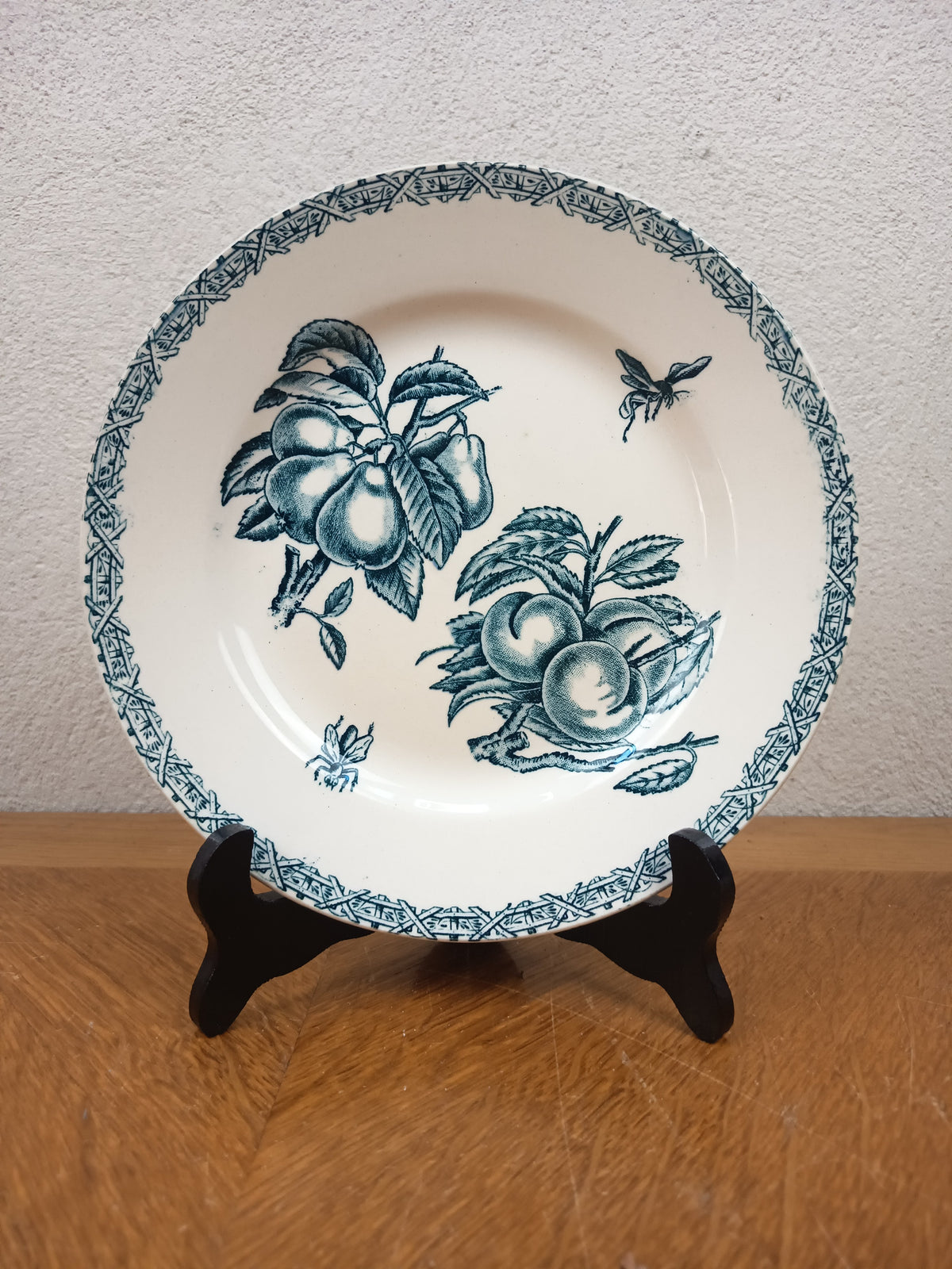 Assiette ancienne Choisy-le-Roi au décor bleu de fruits et insectes
