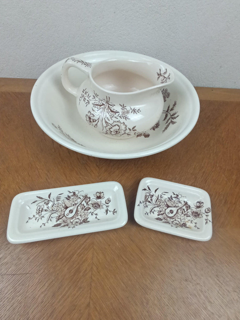 Ensemble de toilette ancien Longchamp en Terre de Fer composé de quatre pièces