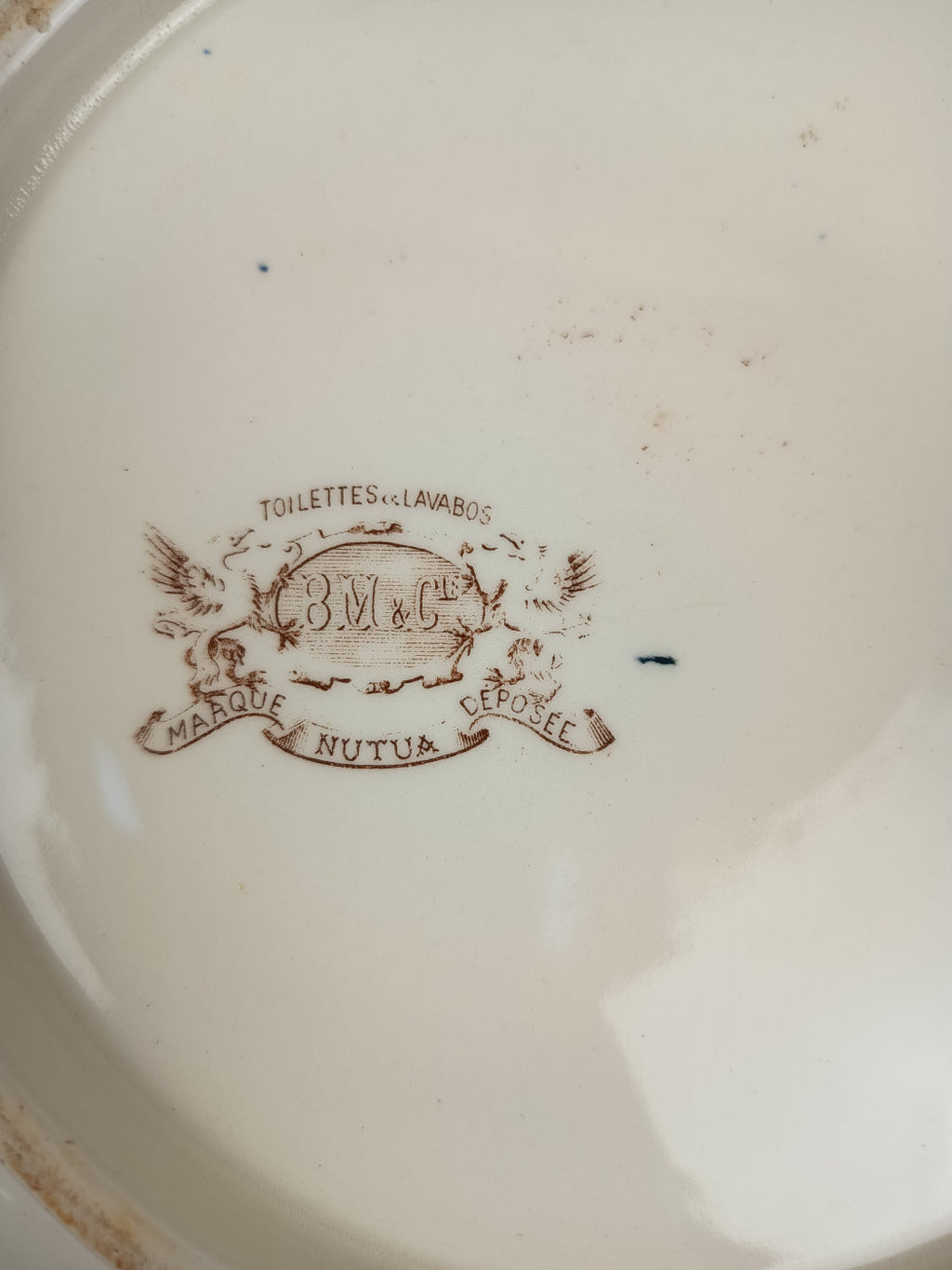 Marquage B.M. & Cie sous le bassin ancien