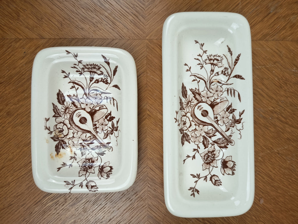 Deux porte-savons anciens au décor de fleurs et de mandoline