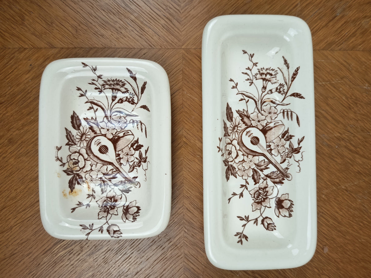 Deux porte-savons anciens au décor de fleurs et de mandoline