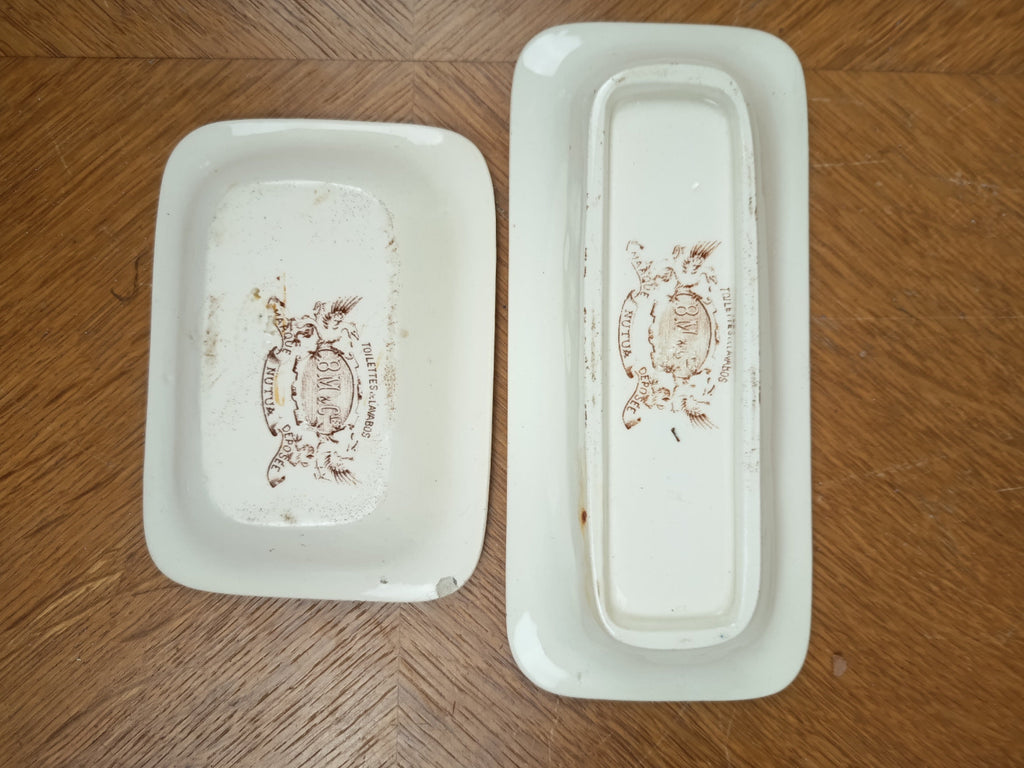 Deux porte-savons anciens au décor de fleurs et de mandoline
