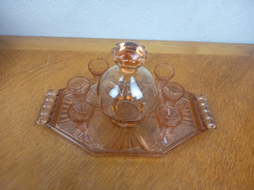 Service à liqueur Art déco en verre rose avec carafe, six verres et plateau