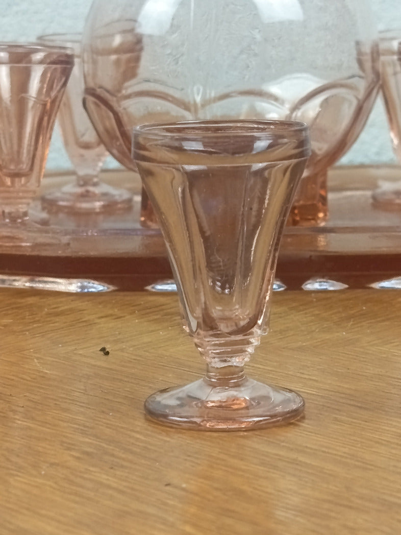 Service à liqueur Art déco en verre rose avec carafe, six verres et plateau
