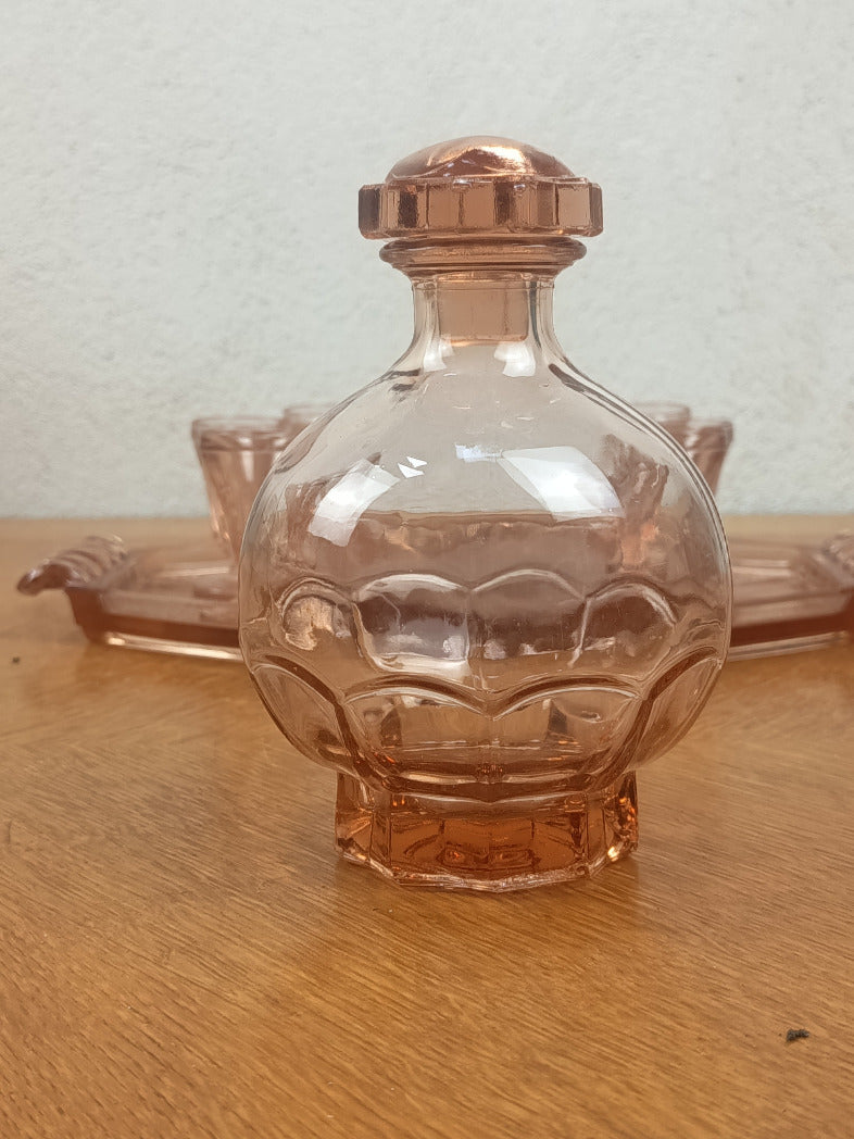 Service à liqueur Art déco en verre rose avec carafe, six verres et plateau