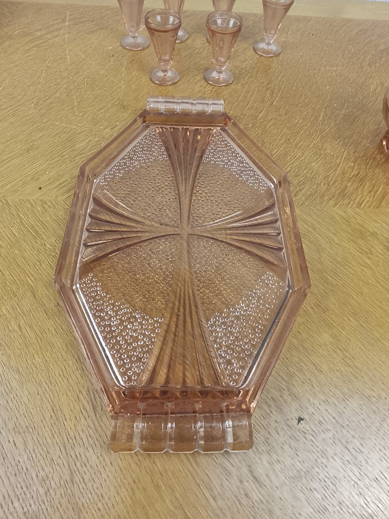 Service à liqueur Art déco en verre rose avec carafe, six verres et plateau