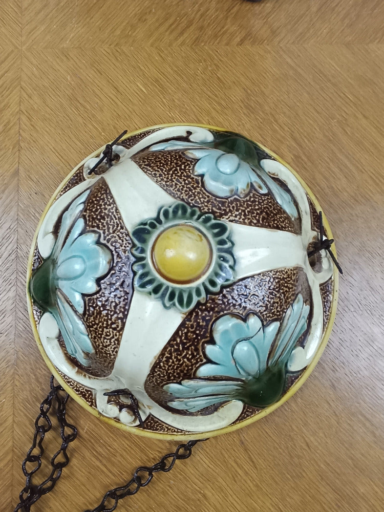 Jardinière suspendue ancienne en barbotine de style Art nouveau,