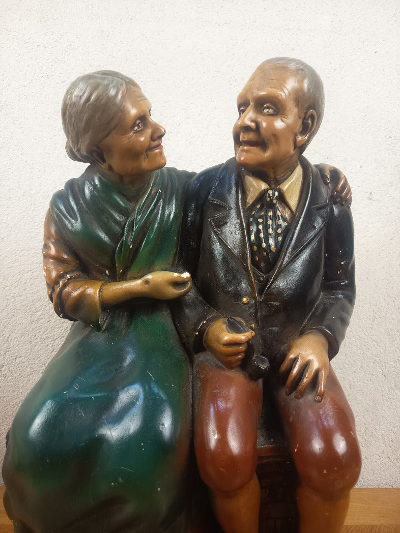 Statue ancienne en plâtre : couple assis 44 cm