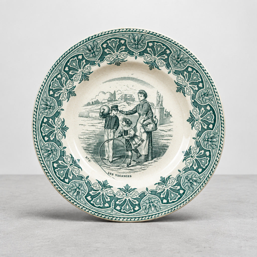 Assiette parlante Creil et Montereau « Les Vacances » no 16, décor vert représentant deux enfants et une femme, diamètre 19,5 cm.