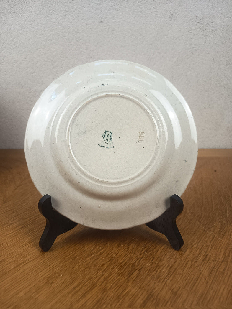 Assiette parlante Creil et Montereau « Les Vacances » no 16, décor vert représentant deux enfants et une femme, diamètre 19,5 cm.