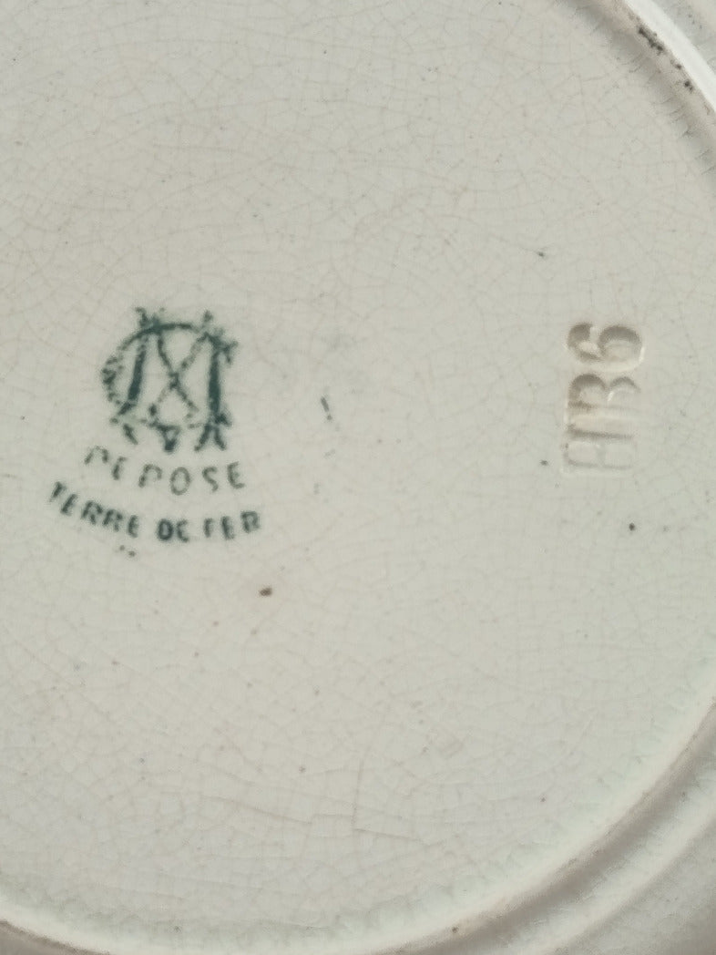 Assiette parlante Creil et Montereau « Les Vacances » no 16, décor vert représentant deux enfants et une femme, diamètre 19,5 cm.