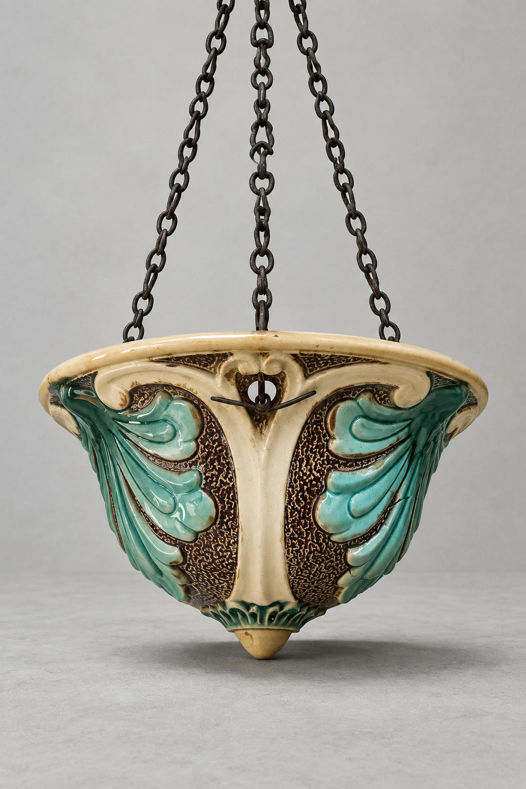 Jardinière suspendue ancienne en barbotine de style Art nouveau,