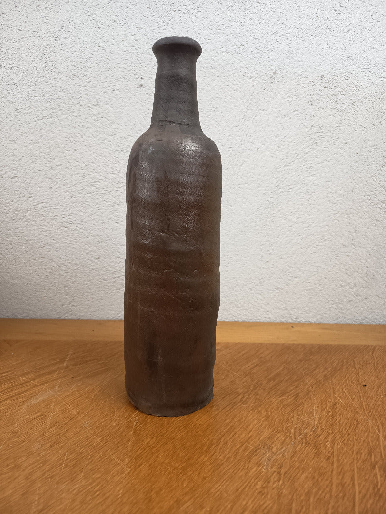 Bouteille ancienne en grès brun à long col, hauteur 29 cm