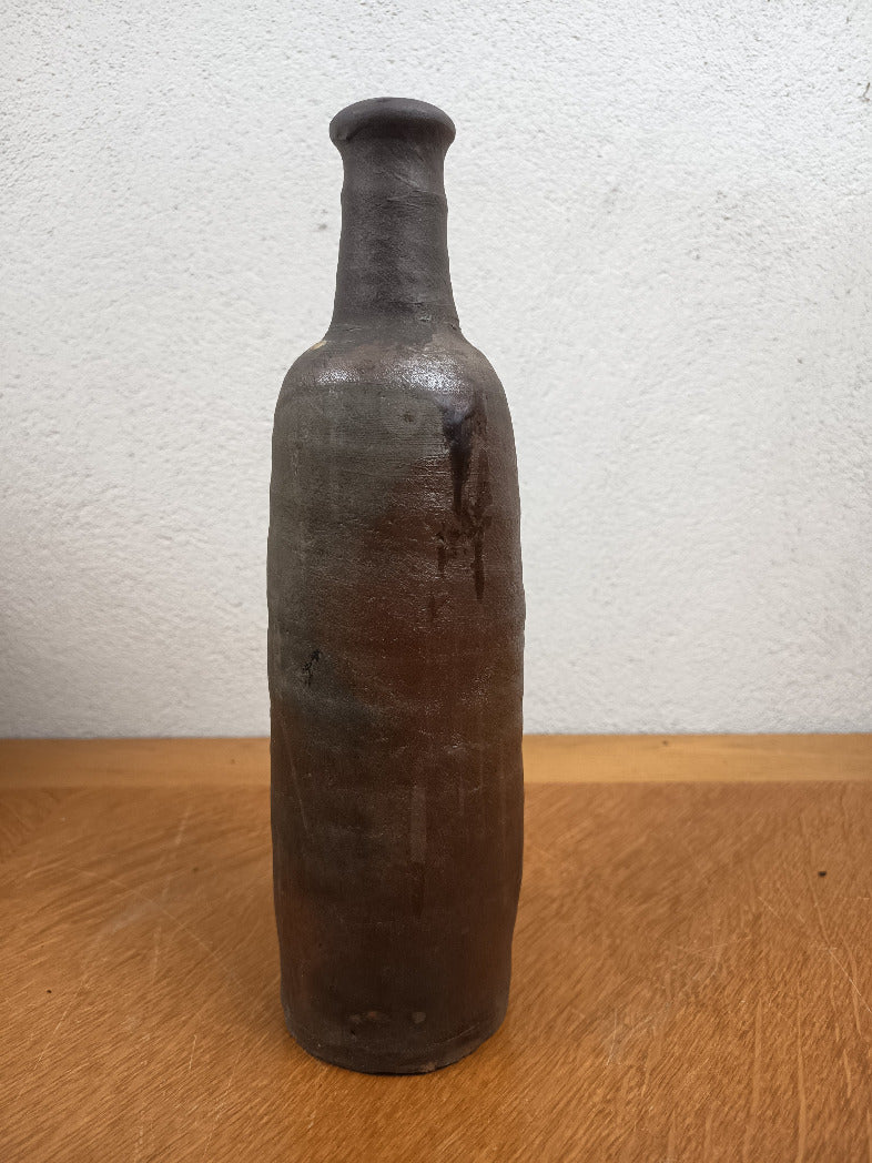 Bouteille ancienne en grès brun à long col, hauteur 29 cm