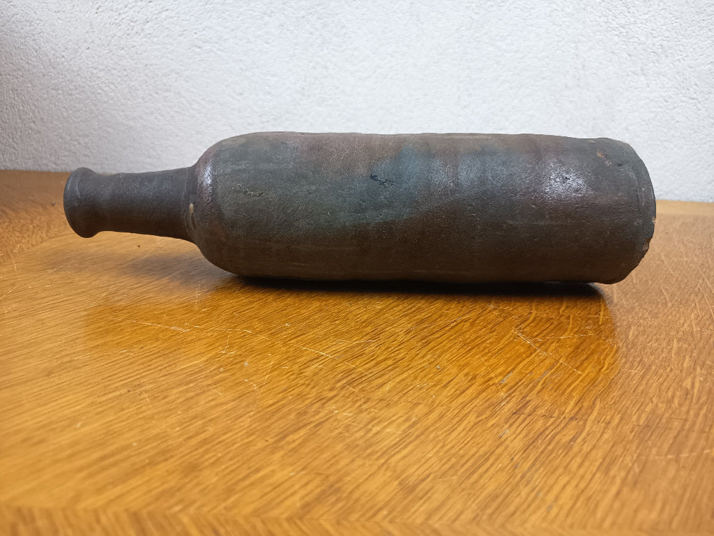 Bouteille ancienne en grès brun à long col, hauteur 29 cm