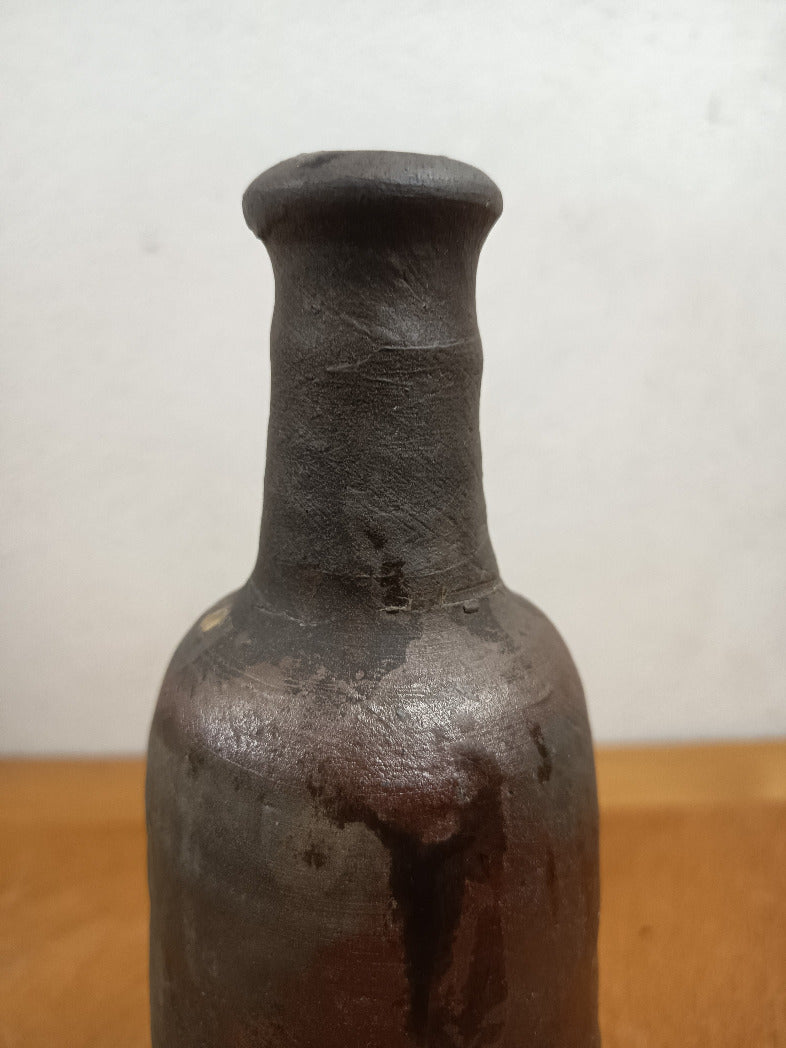 Bouteille ancienne en grès brun à long col, hauteur 29 cm