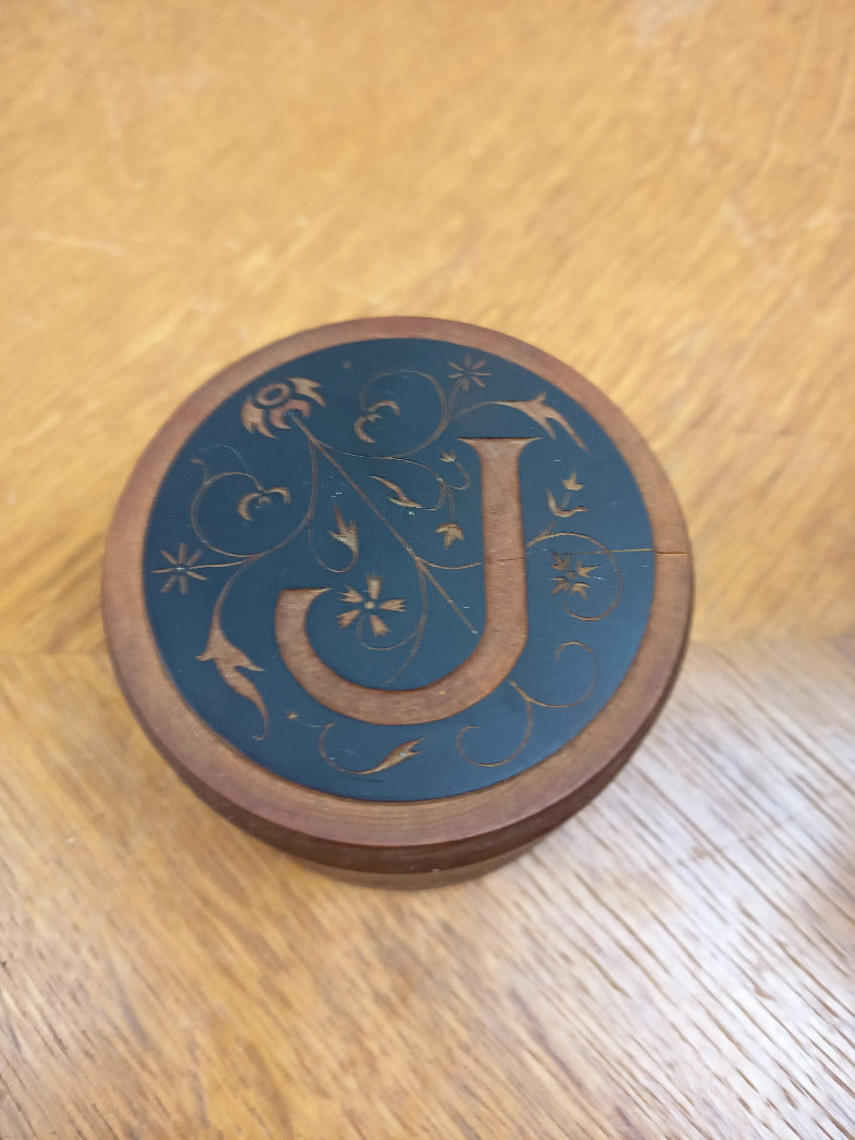 Boîte à musique ronde en bois avec initiale J et décor floral sur fond bleu sombre