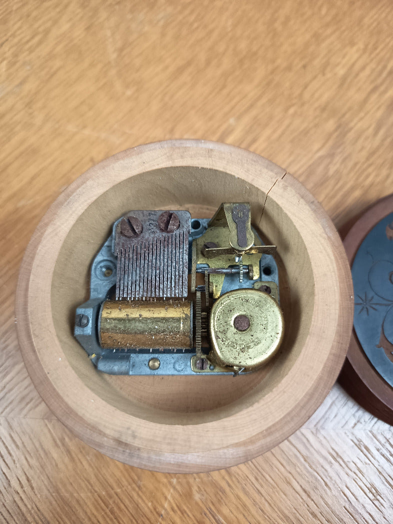 Boîte à musique ronde en bois avec initiale J et décor floral sur fond bleu sombre