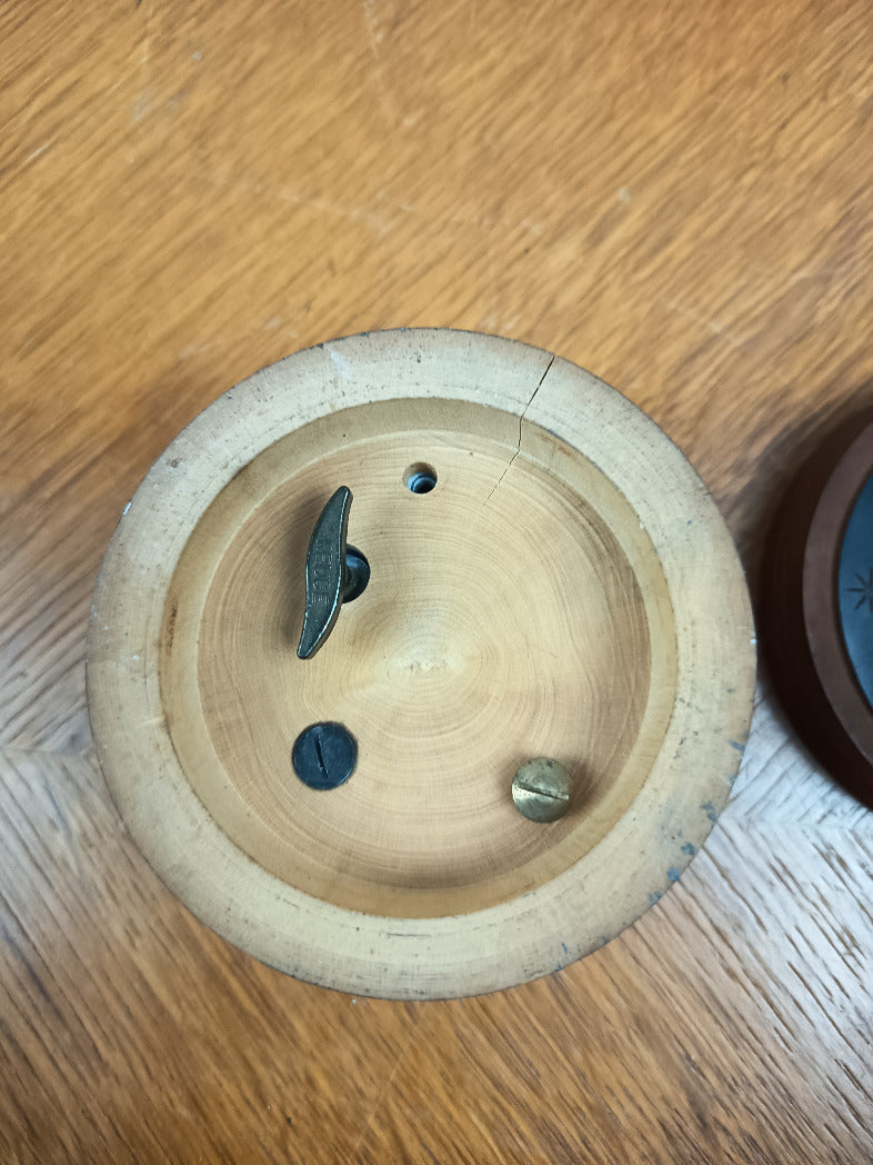 Boîte à musique ronde en bois avec initiale J et décor floral sur fond bleu sombre