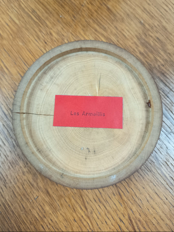 Boîte à musique ronde en bois avec initiale J et décor floral sur fond bleu sombre