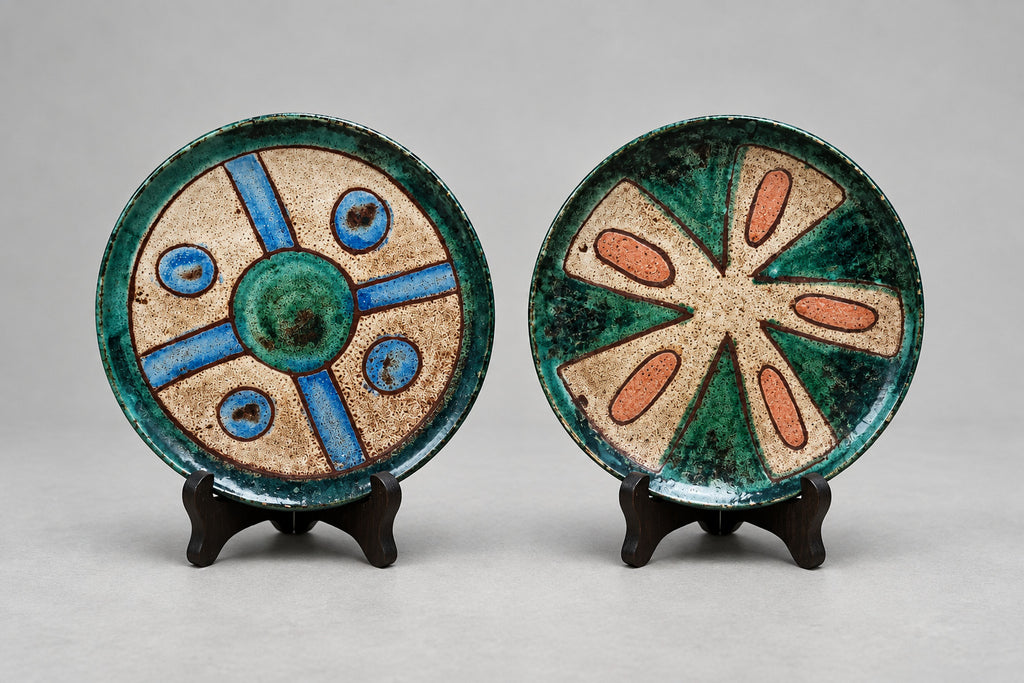 Deux petites assiettes de Vallauris à décor rayonnant vert, bleu et orange, diamètre 16 cm