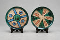 Deux petites assiettes de Vallauris à décor rayonnant vert, bleu et orange, diamètre 16 cm