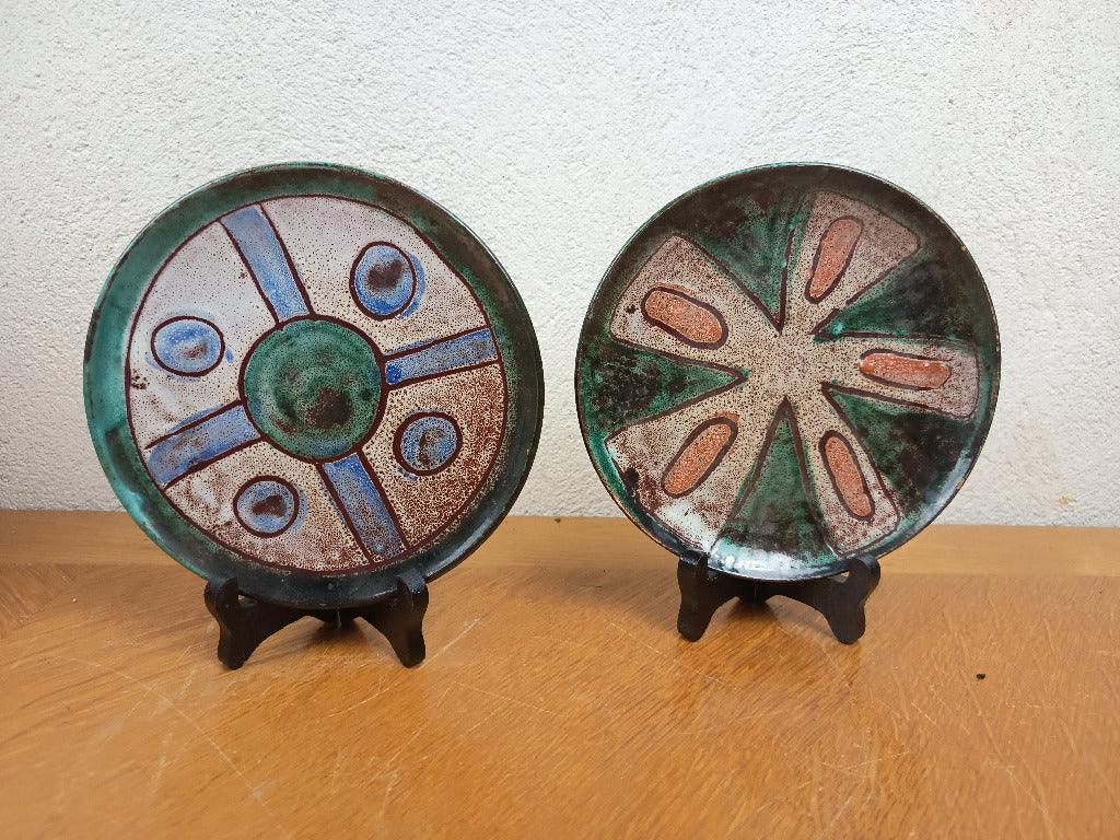 Deux petites assiettes de Vallauris à décor rayonnant vert, bleu et orange, diamètre 16 cm
