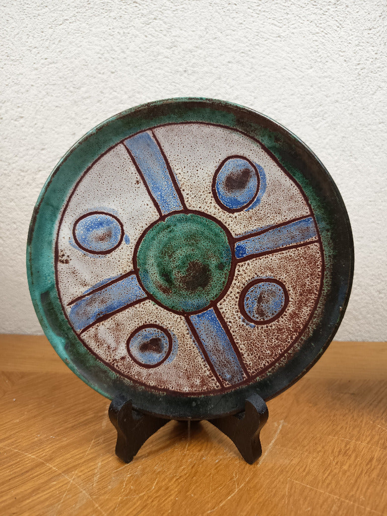 Deux petites assiettes de Vallauris à décor rayonnant vert, bleu et orange, diamètre 16 cm