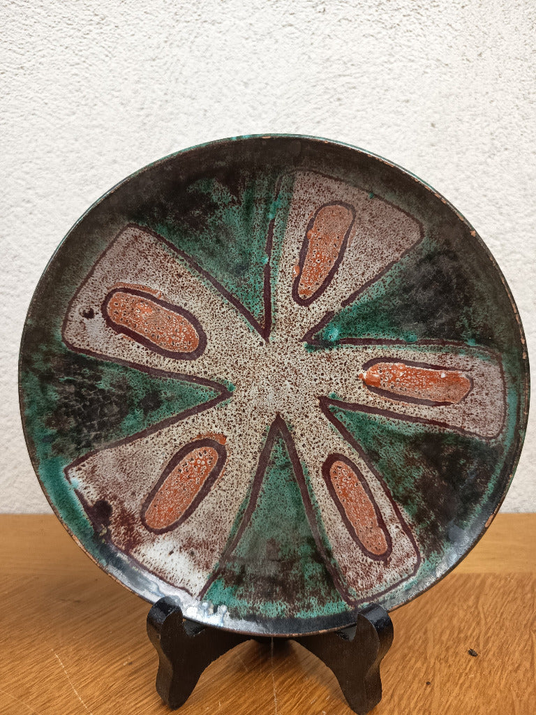 Deux petites assiettes de Vallauris à décor rayonnant vert, bleu et orange, diamètre 16 cm