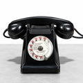 Téléphone ancien U43 PTT en bakélite noire avec cadran rotatif transparent et combiné
