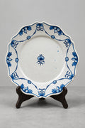 Assiette ancienne en faïence à décor bleu de guirlandes et rosettes, origine présumée Auxerrois ou Nivernais