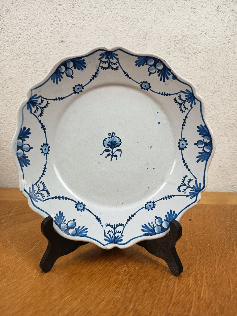 Assiette ancienne en faïence bleue – Auxerrois ou Nivernais XVIIIe, 22 cm
