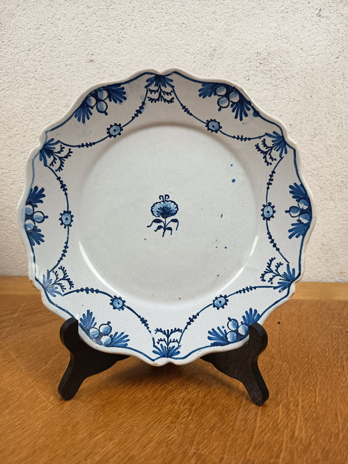 Assiette ancienne en faïence bleue – Auxerrois ou Nivernais XVIIIe, 22 cm