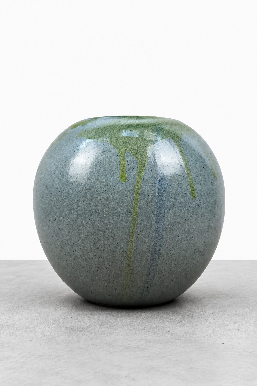 Vase boule en céramique bleu grisé à coulures vert turquoise, signé sous la base, hauteur 19 cm.