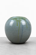 Vase boule en céramique bleu grisé à coulures vert turquoise, signé sous la base, hauteur 19 cm.