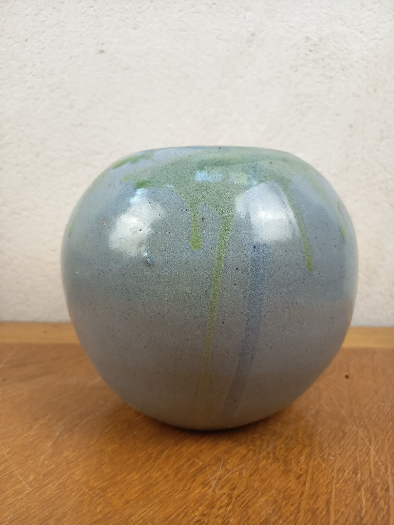 Vase boule en céramique bleu grisé à coulures vert turquoise, signé sous la base, hauteur 19 cm.