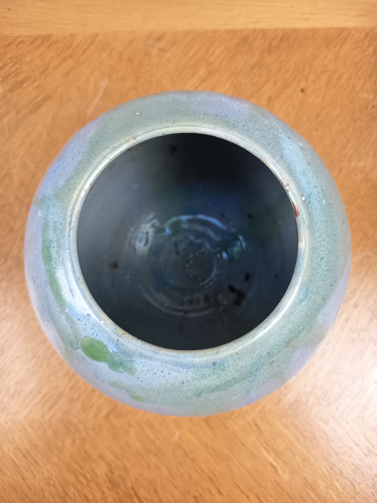 Vase boule en céramique bleu grisé à coulures vert turquoise, signé sous la base, hauteur 19 cm.