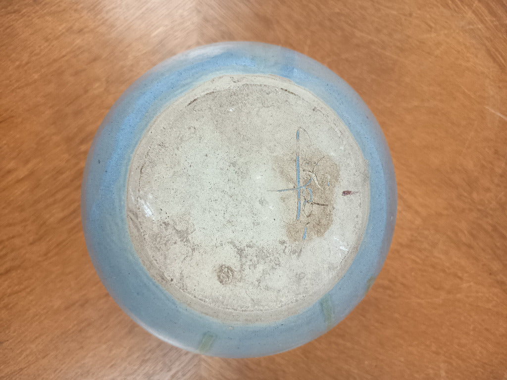 Vase boule en céramique bleu grisé à coulures vert turquoise, signé sous la base, hauteur 19 cm.