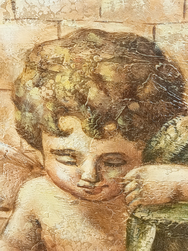 Tableau signé R. Kingman représentant un angelot aux drapés verts et roses, travaillé en empâtement et entouré d’un cadre doré de 76 × 64 cm.
