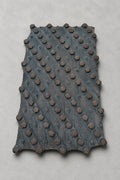 Ancienne planche d’impression textile de 37 × 23 cm, avec rosettes en relief et picots en cuivre sur un support en bois patiné.