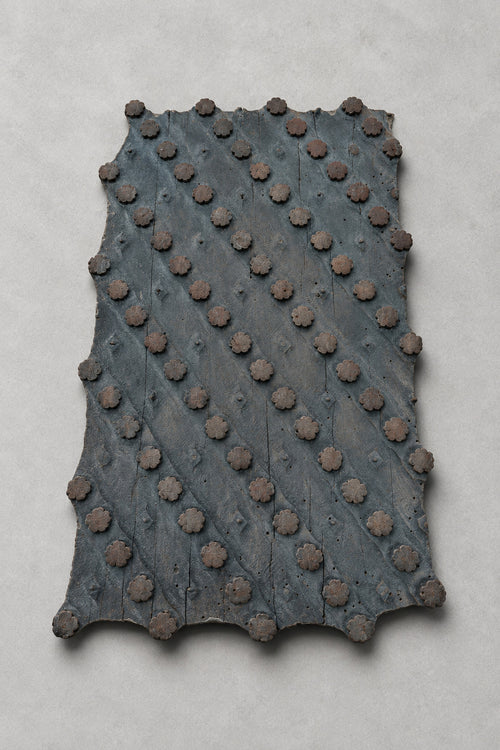 Ancienne planche d’impression textile de 37 × 23 cm, avec rosettes en relief et picots en cuivre sur un support en bois patiné.