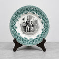 Assiette parlante Creil et Montereau « Lune rousse » numéro 3, représentant un couple et ornée d’une bordure vert foncé, diamètre 19 cm.