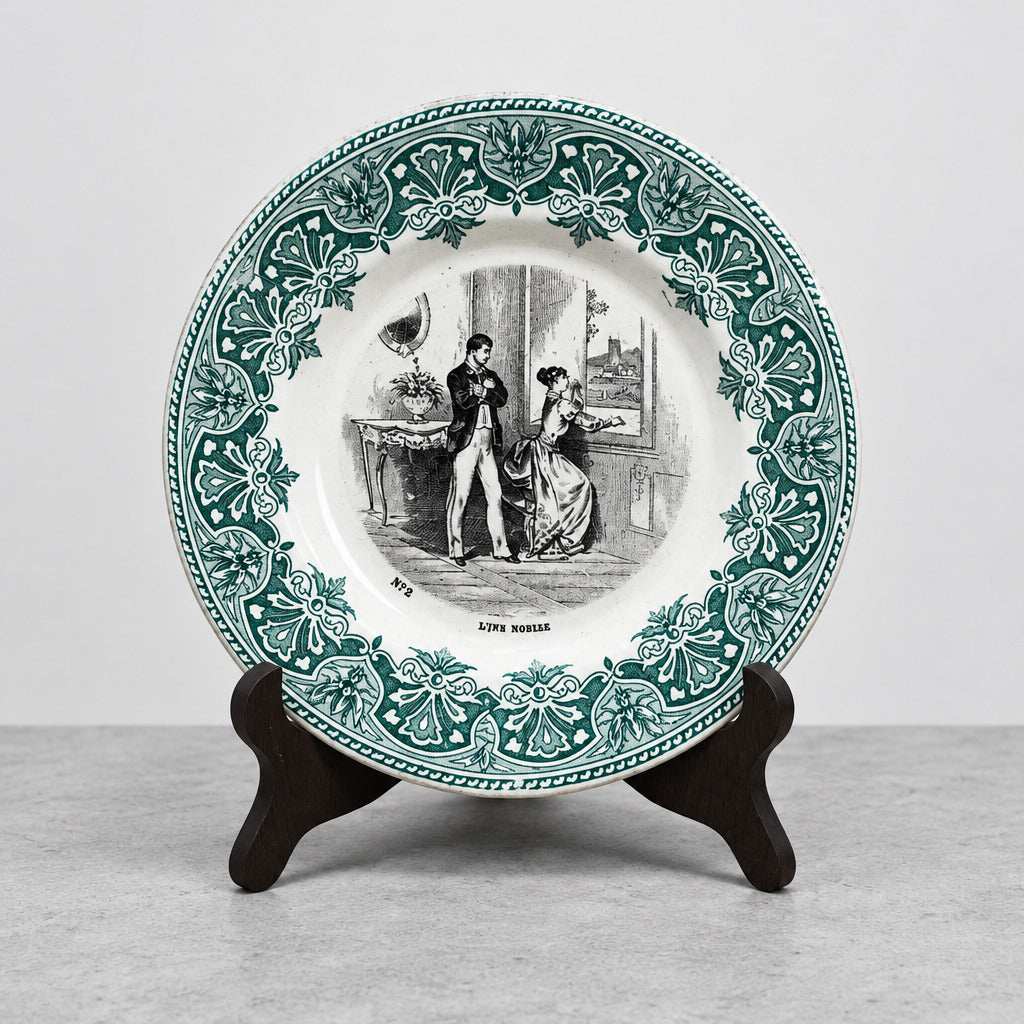 Assiette parlante Creil et Montereau « Lune rousse » numéro 3, représentant un couple et ornée d’une bordure vert foncé, diamètre 19 cm.