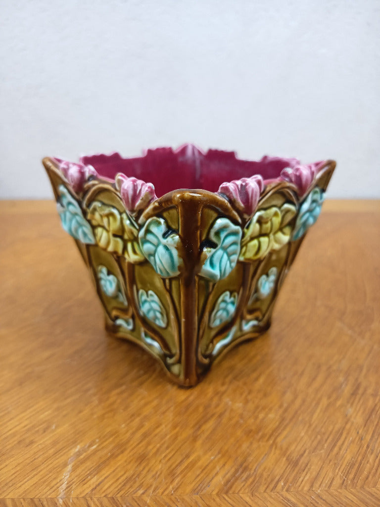 Petit cache-pot carré en barbotine d’Onnaing n° 672, décor de cyclamens roses et feuilles turquoise sur fond brun