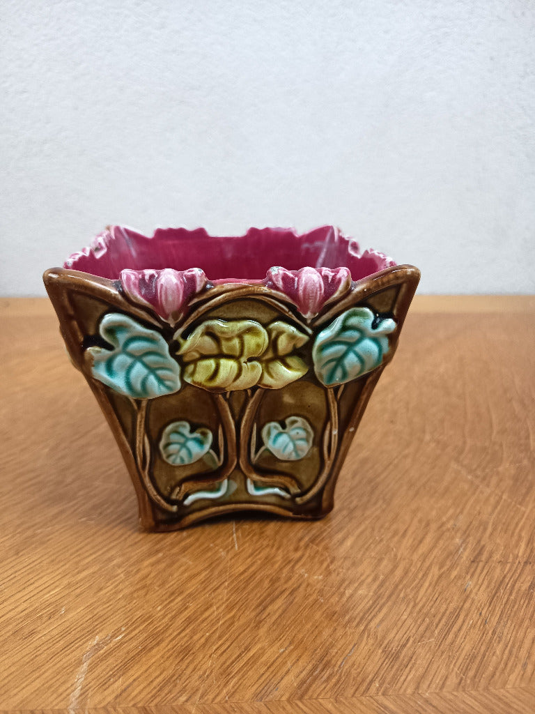 Petit cache-pot carré en barbotine d’Onnaing n° 672, décor de cyclamens roses et feuilles turquoise sur fond brun