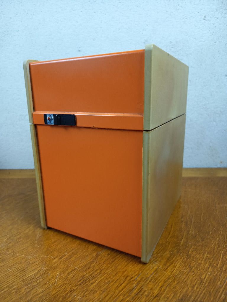 Boîte à fiches Flambo vintage à façade orange et côtés beige clair, présentée fermée.