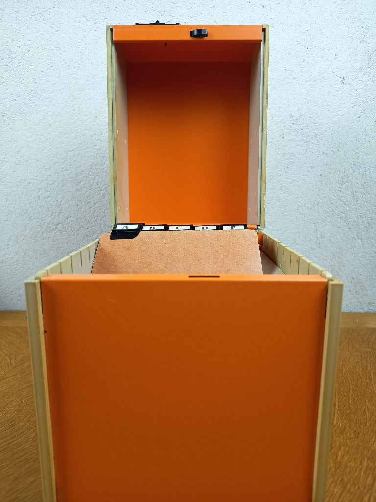Boîte à fiches Flambo vintage à façade orange et côtés beige clair, présentée fermée.